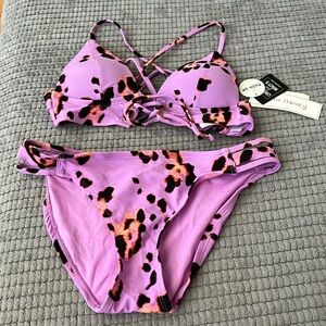 Beautiful never worn bathing suit by hawaiian brand Hula Honey! Size small